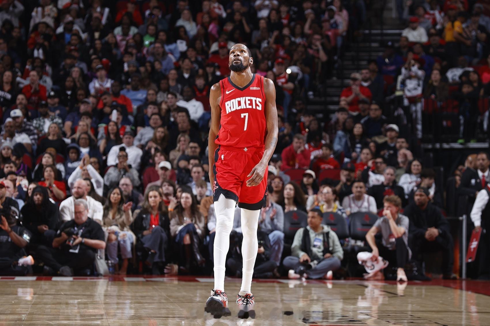 记者：“关于比赛末段的进攻执行，你觉得球队该如何改进？你和范弗里特曾在播客里聊过