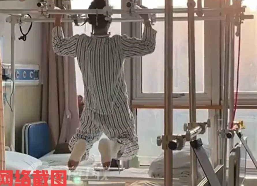 有男子因身体脚部发生骨折住院康复。

可是男子没有选择在病床上躺着修养病情，而是