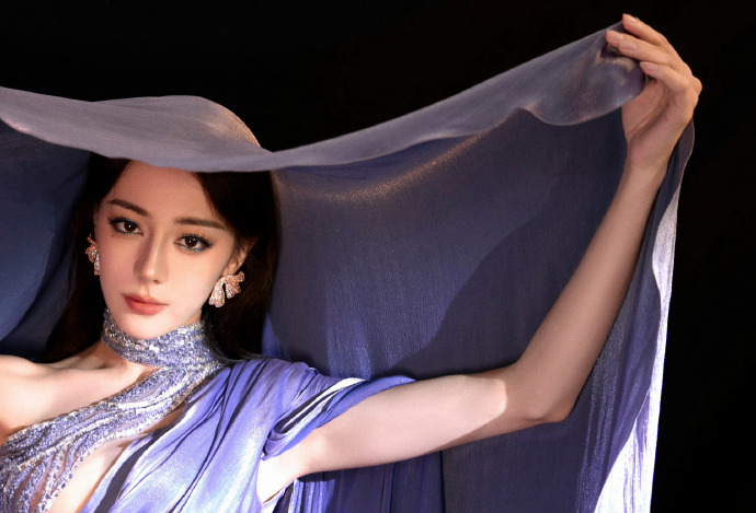 #迪丽热巴金属感眼妆#迪丽热巴的金属感眼妆，宛如一件精心雕琢的艺术品，散发着令人