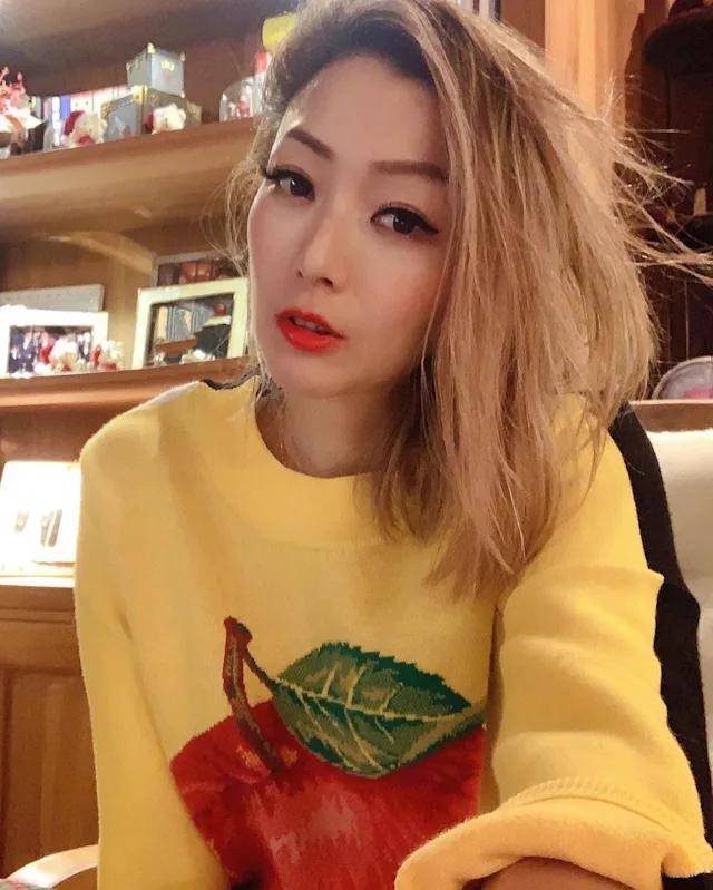 最近香港发生了一场大火，这事儿牵动着很多人的心。郑秀文呢，因为在社交平台上表达了