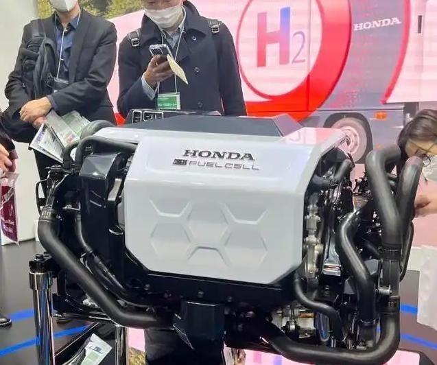 日本最先研究出了氢能电池，于是日本申请了上千个专利，独家生产，等着躺着挣钱，结果