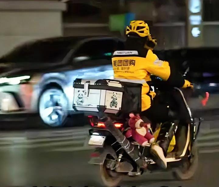 顾客高兴、外卖员满意、网友不干了。
当键盘侠们看到外卖员给顾客送救命药，内心的伪