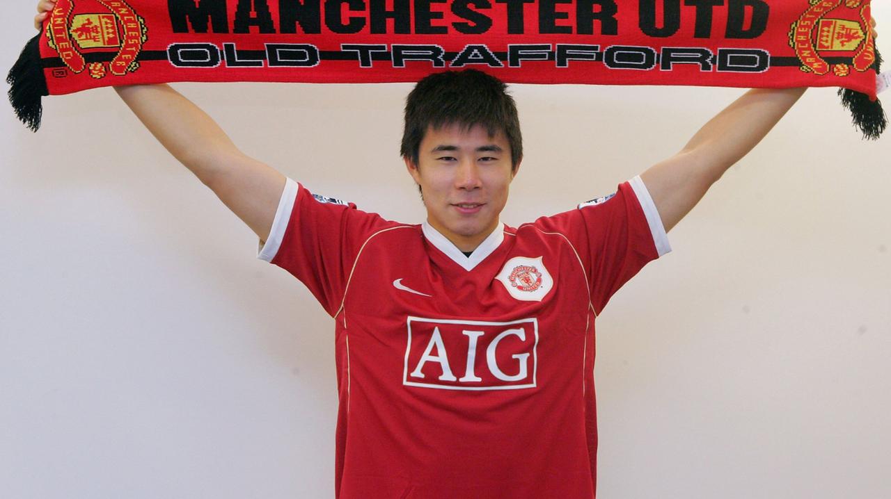 2004年1月29日，董方卓正式签约英超劲旅曼联俱乐部，转会费350万英镑。但他