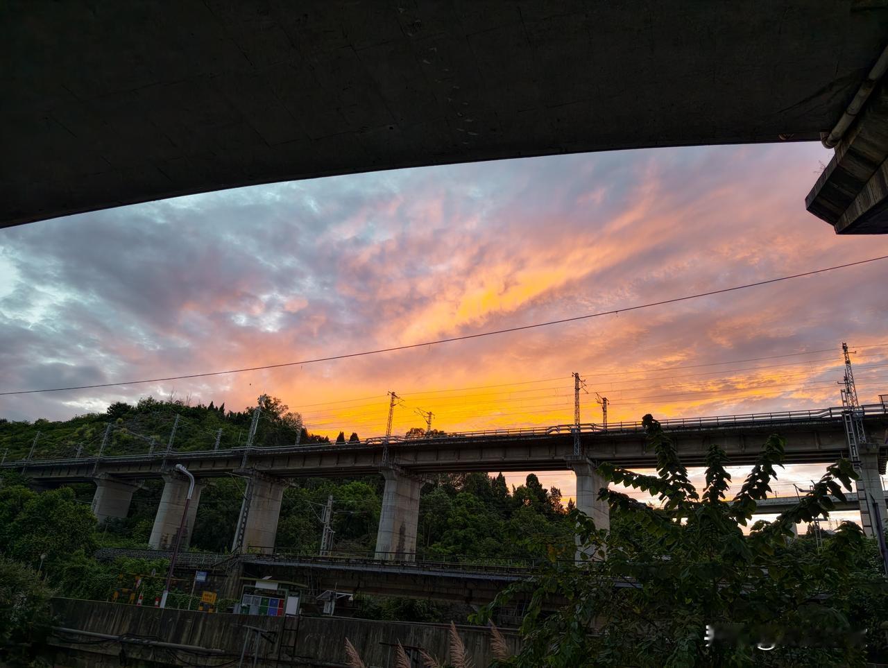 继续，继续，看完关于云的遐想，又来看讲一讲桥与夕阳的故事……

桥，似乎一年三百