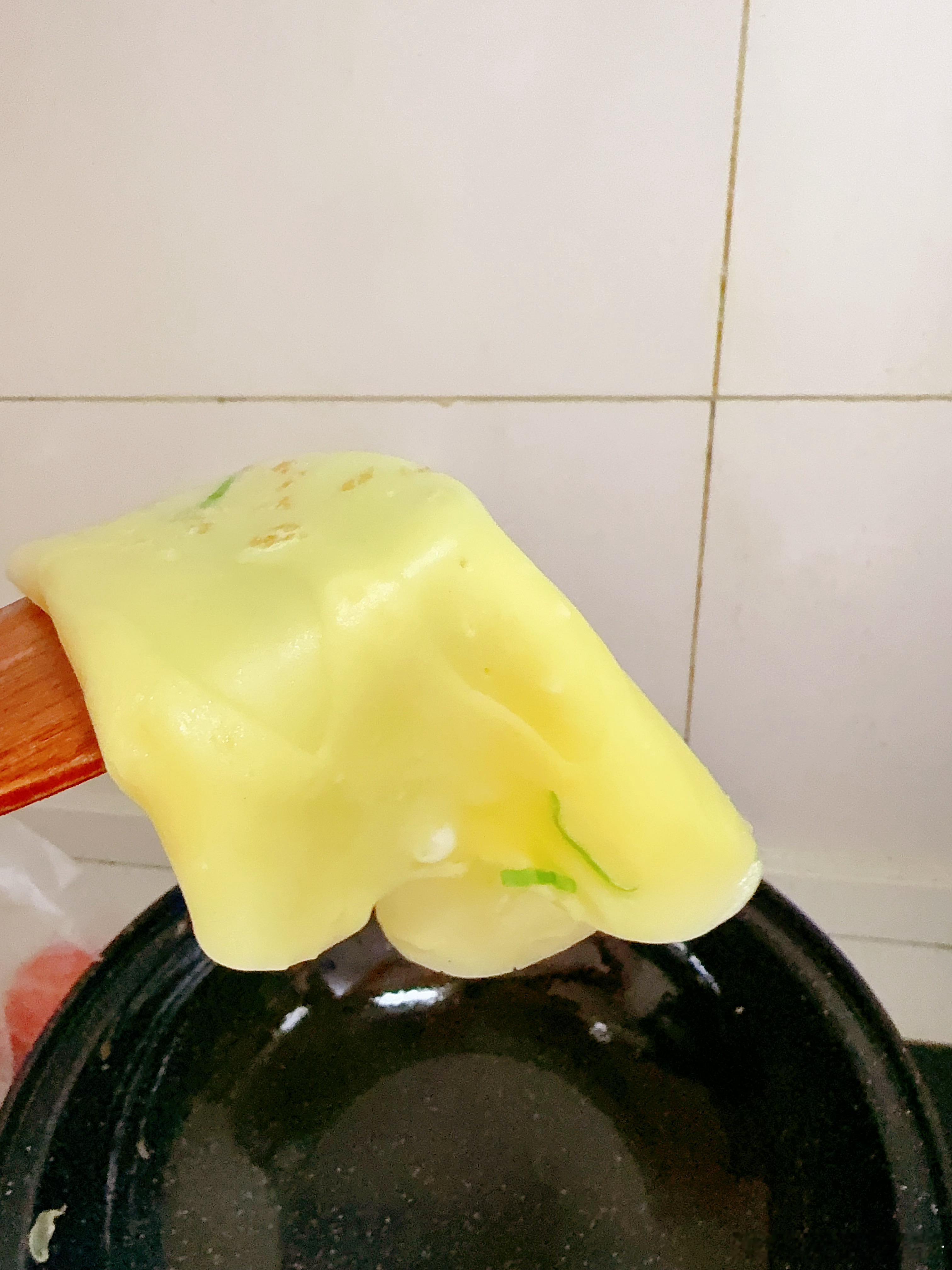 我真是烙饼小天才一勺面两勺水三个鸡蛋，烙出来像艺术品一样这在上海不得高低八十八一