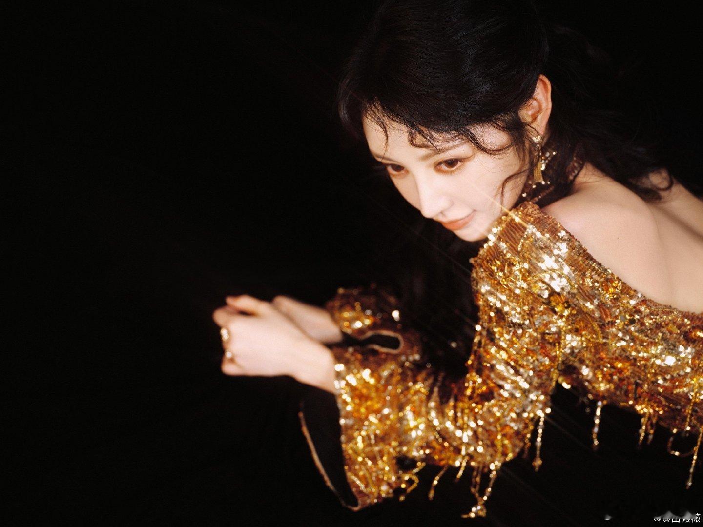 田曦薇金色流苏裙田曦薇这身简直杀疯了！鎏金流苏在灯光下摇曳生姿，碎光随着裙摆跳动