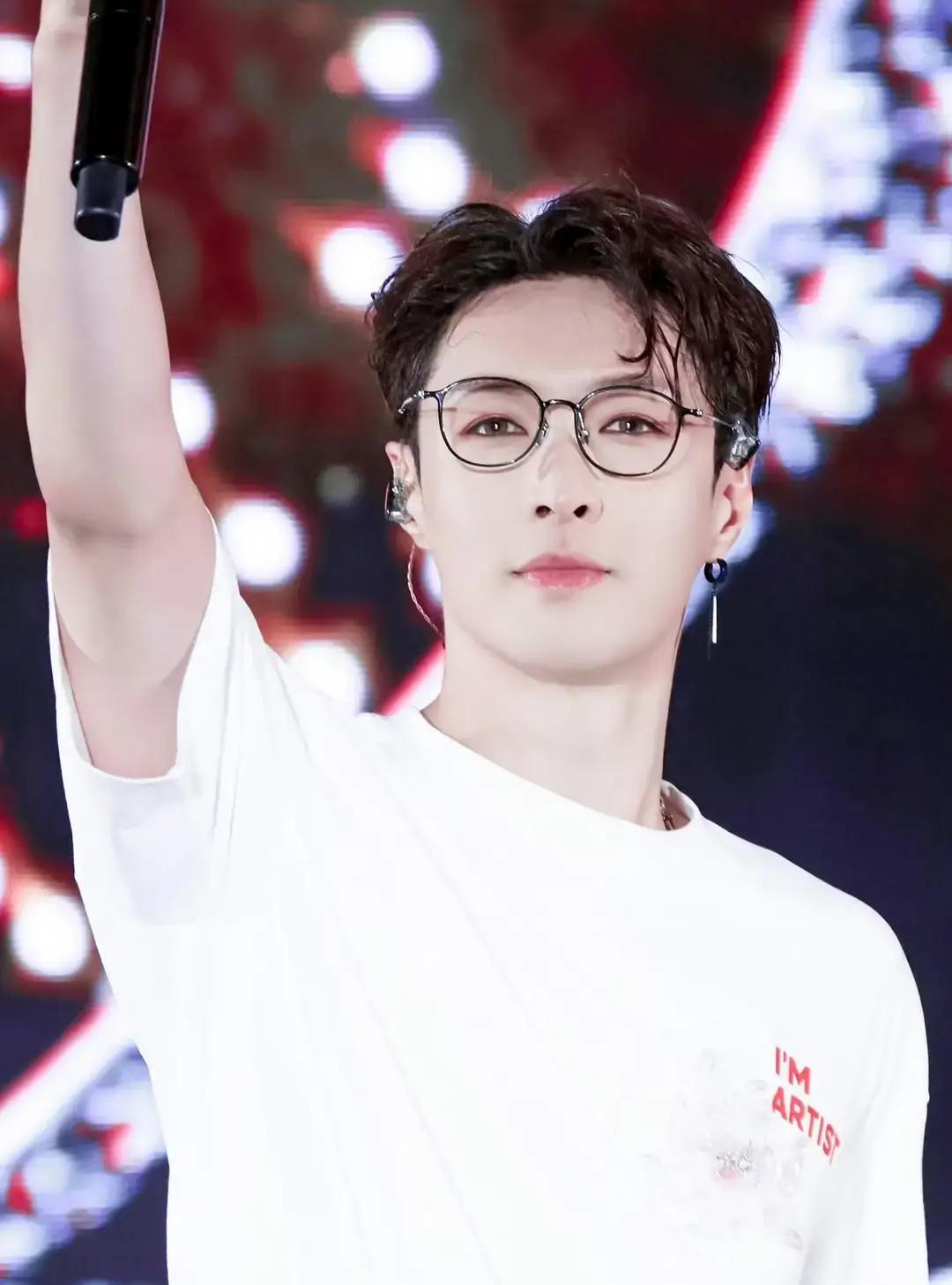 易易紫一句“就张艺兴没玩过”，把黄子韬又拖回旧瓜池。
我刷到截图时，她早删了原文