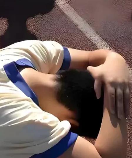 陕西榆林，16岁男生看到一群同学将同桌围起来，准备殴打，男生就劝走他们，结果其中
