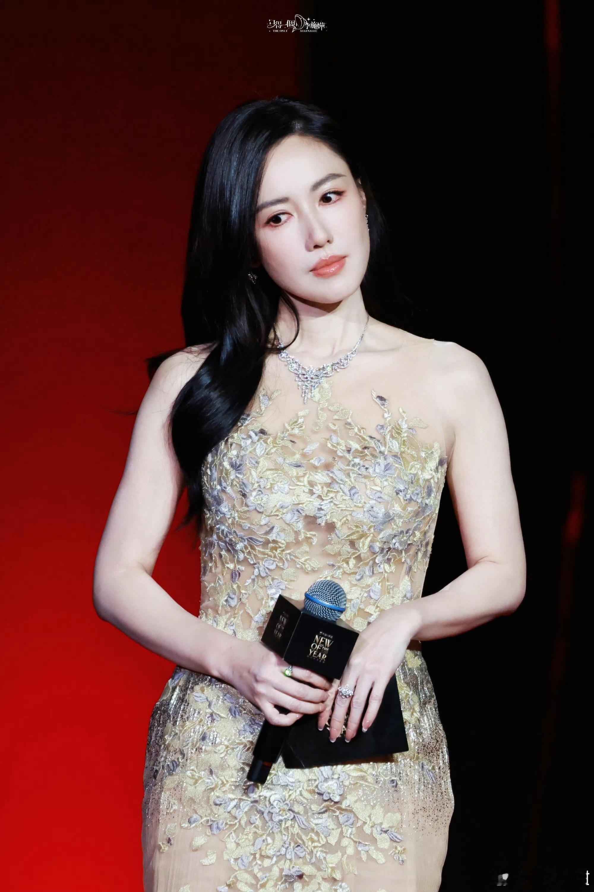 李施嬅分手后首秀美哭了看到李施嬅分手后首秀，被她的颜值惊艳到！眼妆精致得恰到好处