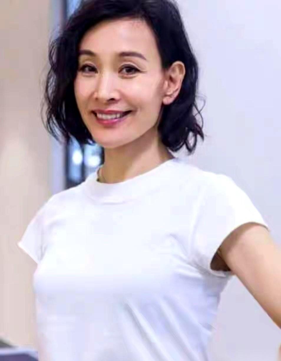 最近刷电视剧《问心》，陈冲饰演的中年母亲一出场，直接扯下了多少演员“强行装嫩”的