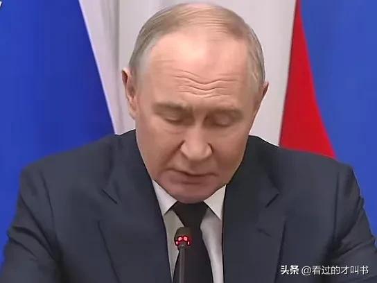 普京向泽连斯基发出最后通牒。
英国《每日快报》4月3日报道，俄罗斯总统普京向乌克