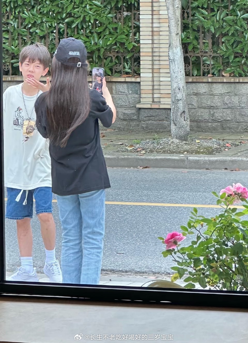 咖啡店偶遇甜馨嗯哼看到甜馨和嗯哼同框，感觉我的童年又回来了！当年追综艺的时候我也