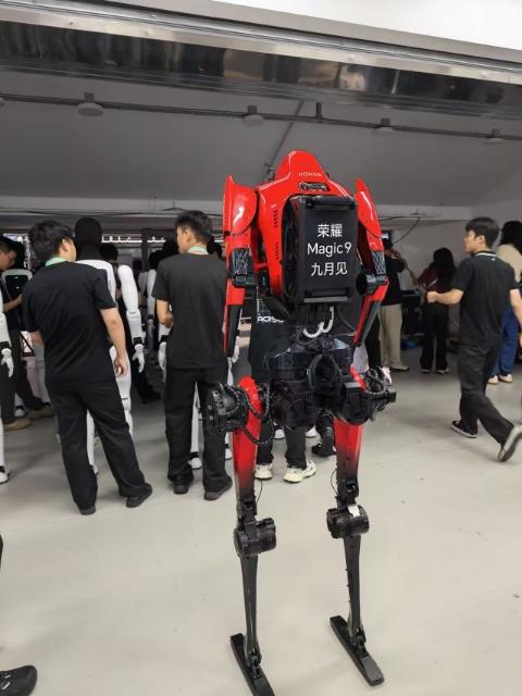 手机厂商搞机器人，是不务正业还是另有图谋？

昨天，荣耀机器人在央视见证下百米跑