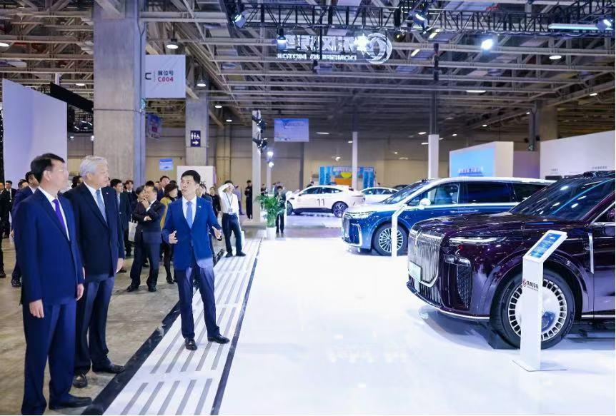 岚图今年去澳门车展参展了……
这次带了追光L、梦想家和泰山出席
三辆都是目前岚图