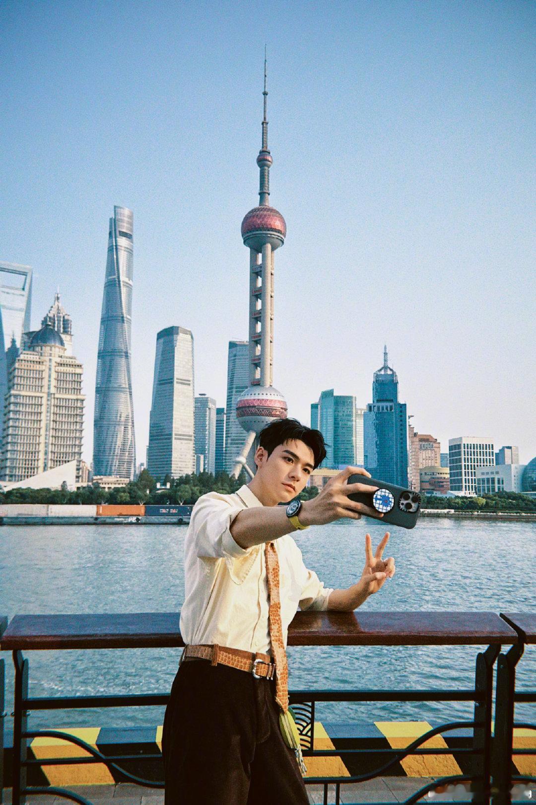 自然堂与龚俊实力共赴  的演艺轨迹里，藏着对 “实力” 的务实追求。他不回避待提