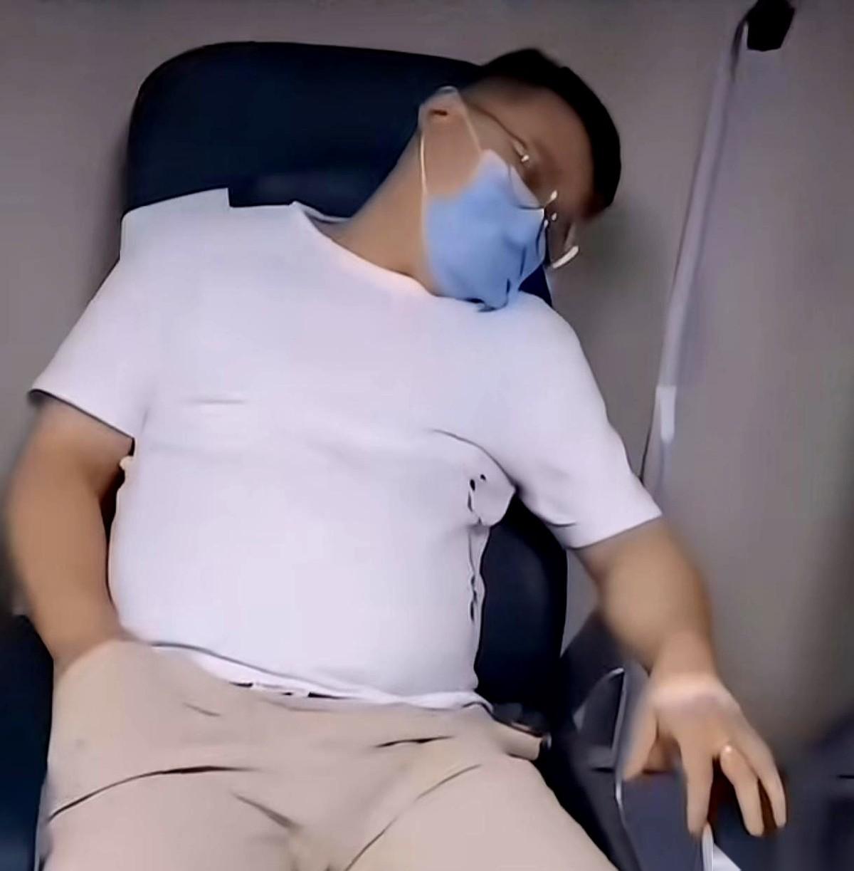 在医院陪他输液，就刷了会儿手机的功夫，一抬头，老公从一个变成了两个。
真的，一点