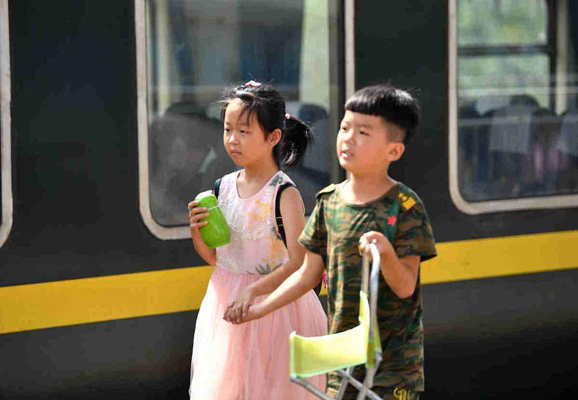 官方对儿童能否单独乘火车出行有明确说法。儿童票的界定是年龄未满14周岁，若儿童身