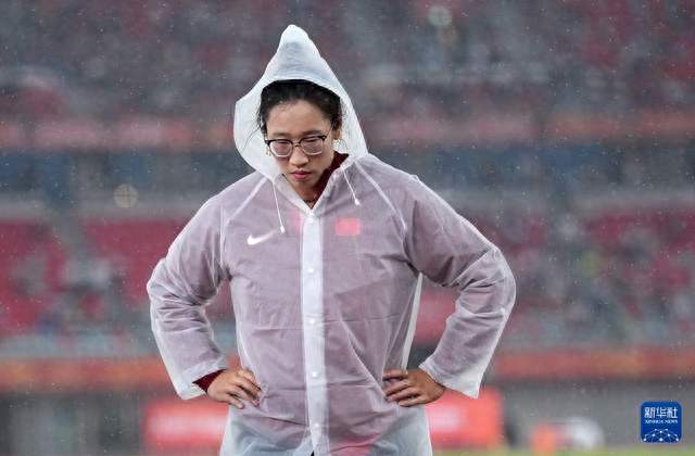 雨夜一掷定乾坤！冯彬顶住风雨，拿下女子铁饼亚运卫冕金牌