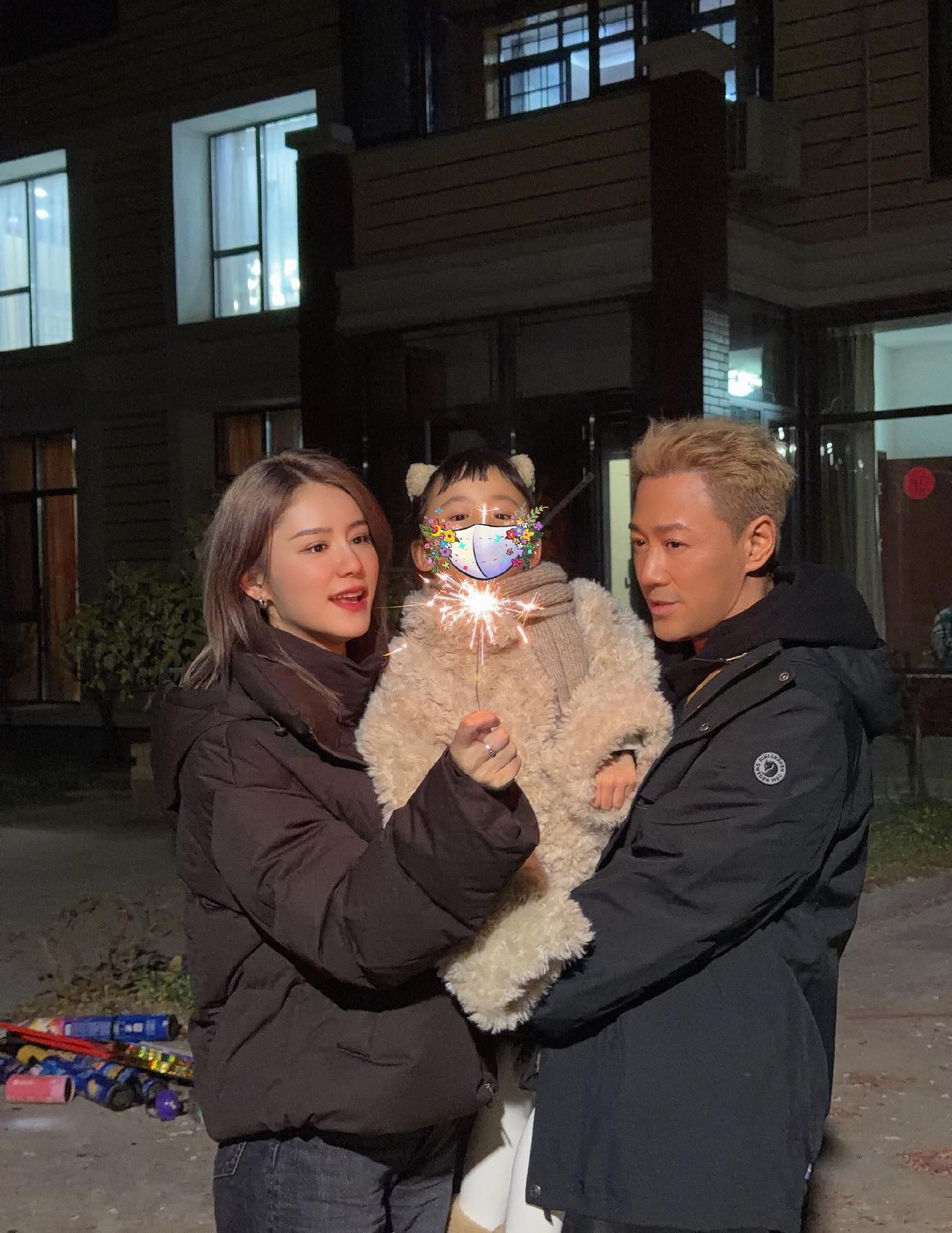 林峯陪老婆张馨月回娘家欢度春节！
林峯身穿黑色羽绒服，标志性的黄发造型帅气依旧！