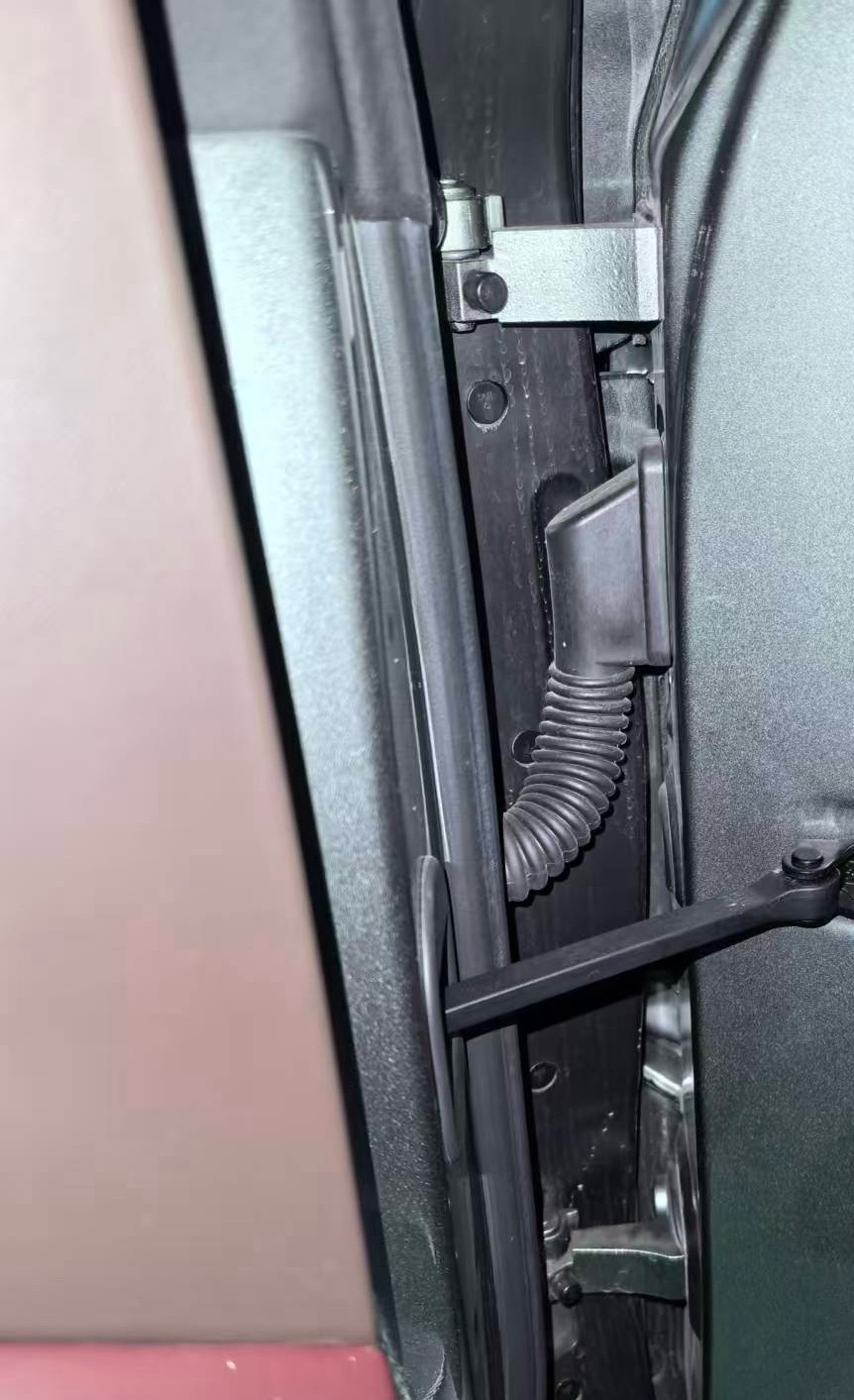 腾势Z9GT做为豪华旅行汽车的代表之作，车门限位器安装位置并没有简单的直接固定在