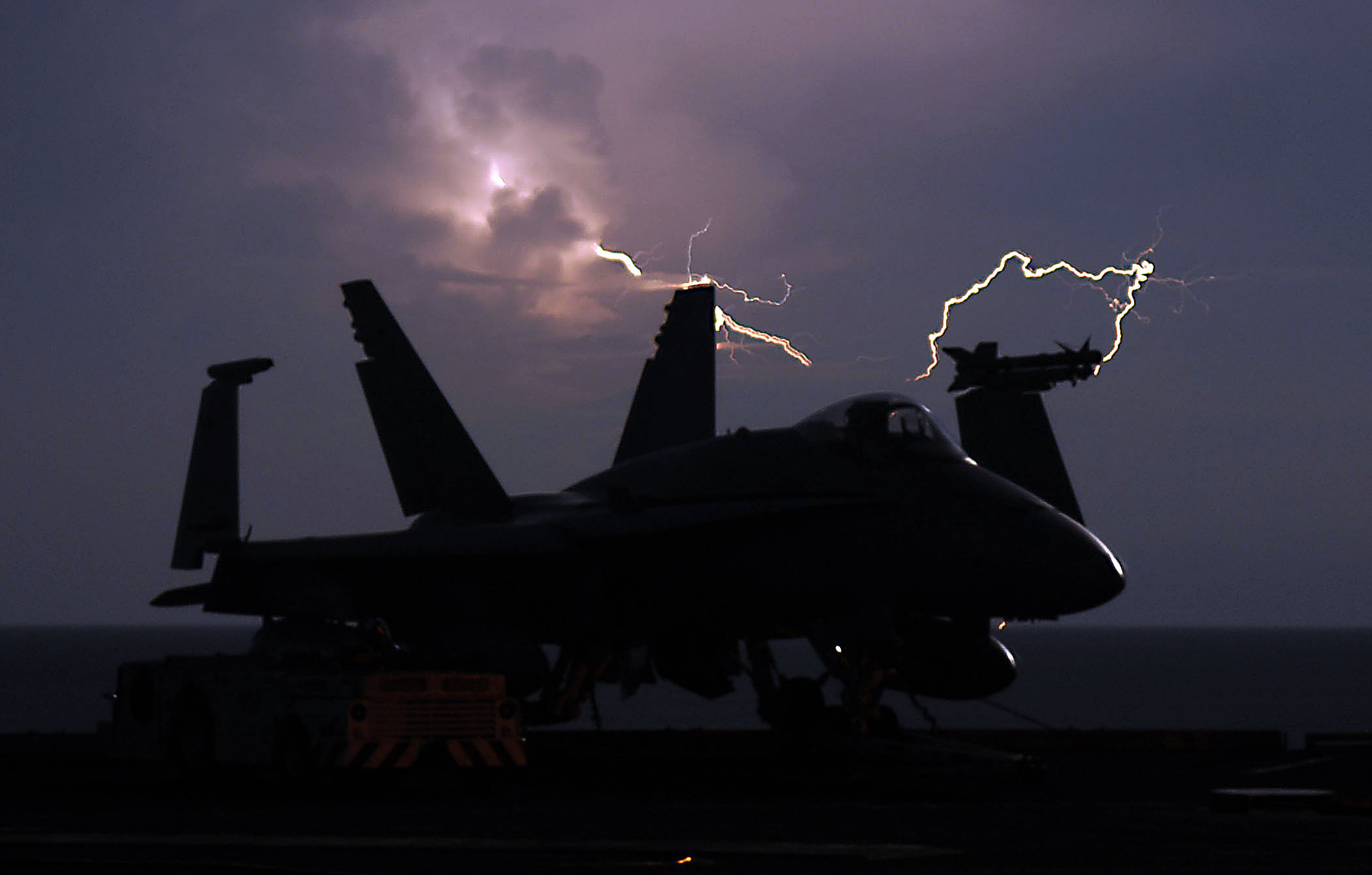 普通虫变身F-35C瞬间 ​​​