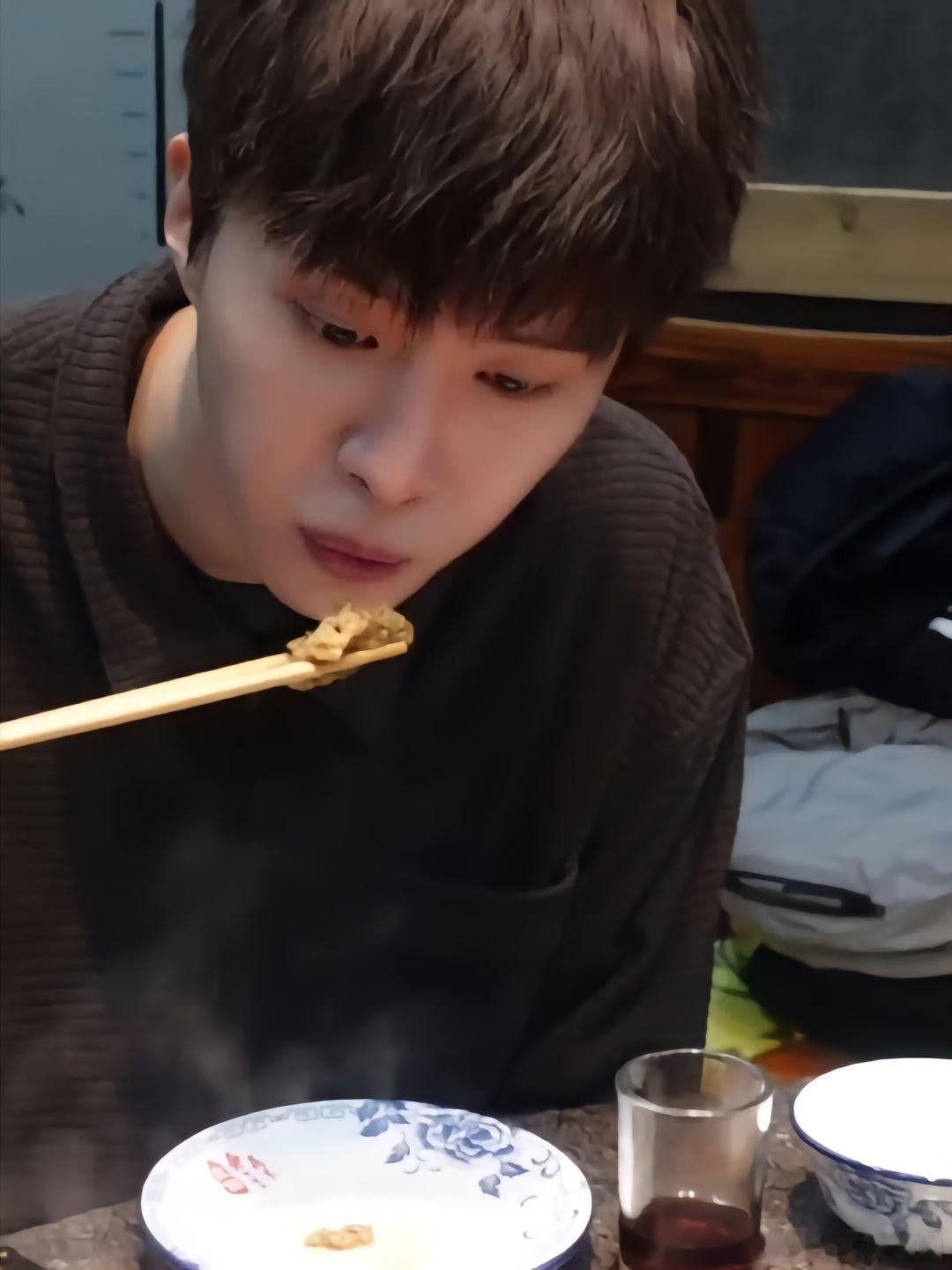 #范丞丞[超话]#他吃饭的时候把嘴塞得满满的，特别像个小猪，软软的奶奶的范丞丞｜
