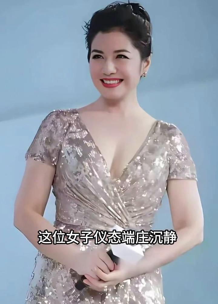 这位女子仪态端庄沉静，面容线条利落舒展，肌肤白皙，光洁如初烧白瓷，岁月无痕唯增温