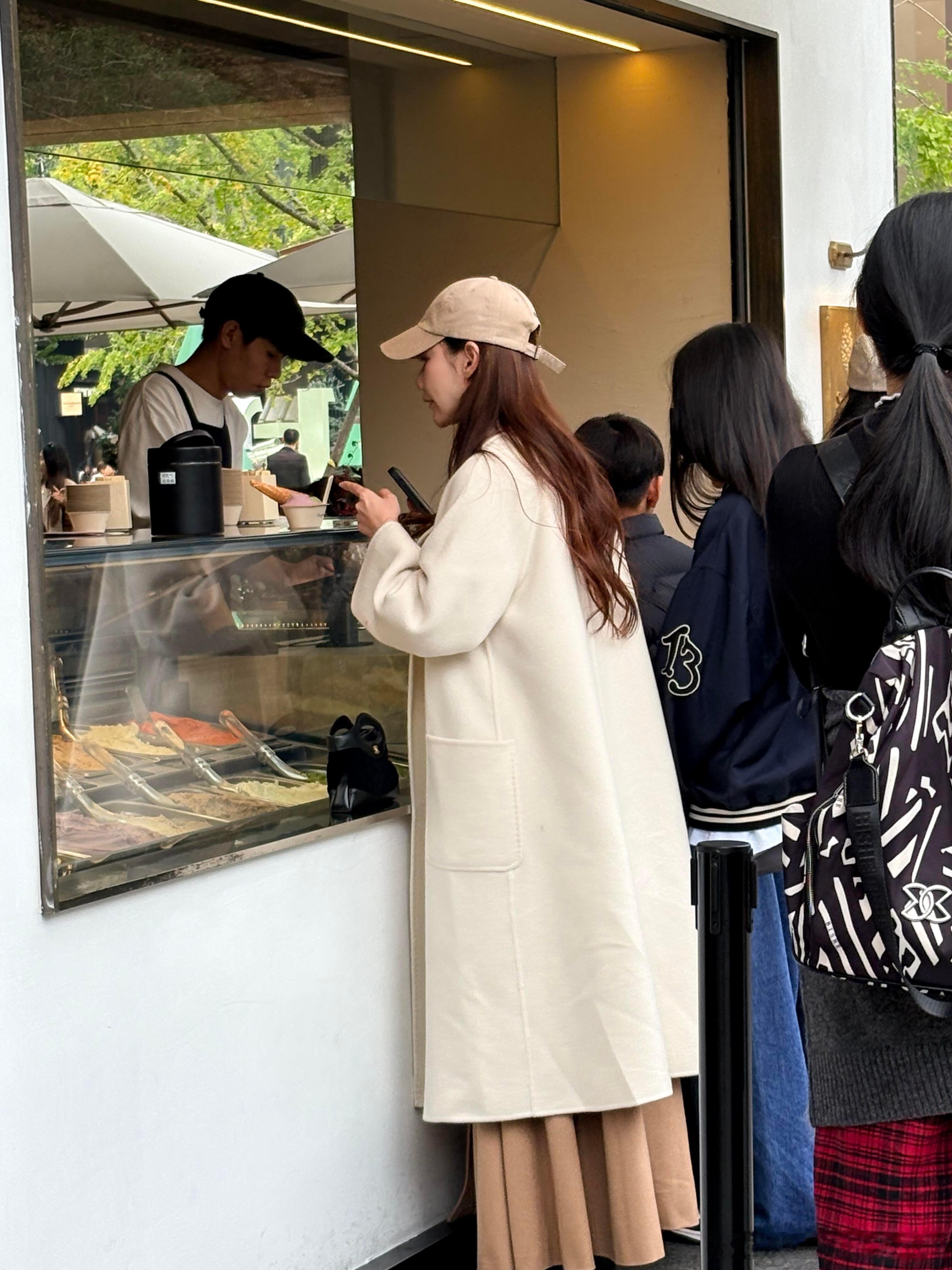 马筱梅带两个孩子成都逛街马筱梅带两个孩子逛街 马筱梅带两个孩子成都逛街，继母当的