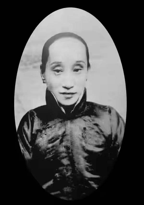 这是鲁迅的原配夫人朱安的真实容貌，都看看吧，她姿色平庸，身材娇小，不识字，裹小脚