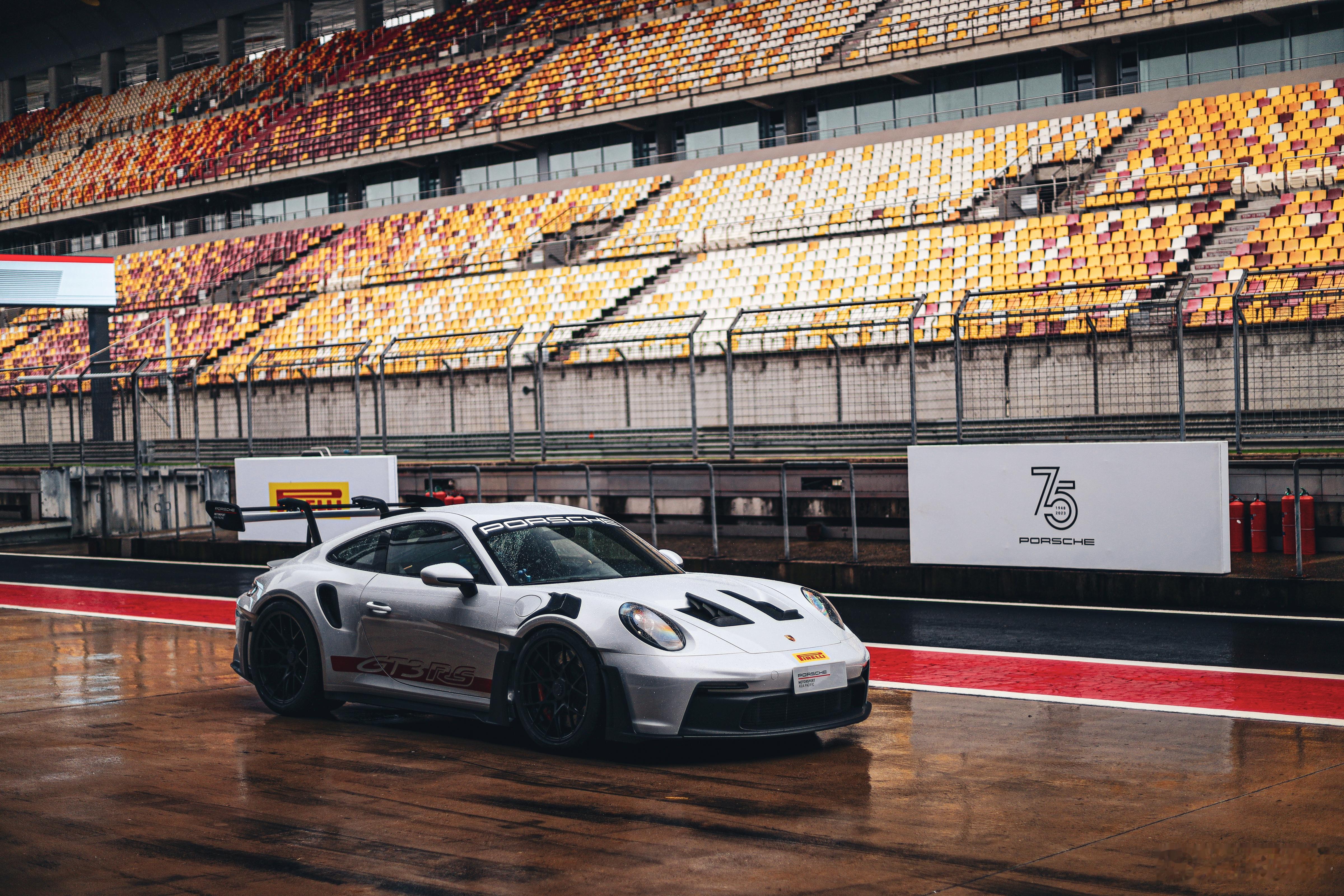 雨天🌧️，上赛🏁，GT3RS🏎️通过几张图可以看出来，当时的上赛还在为刚刚
