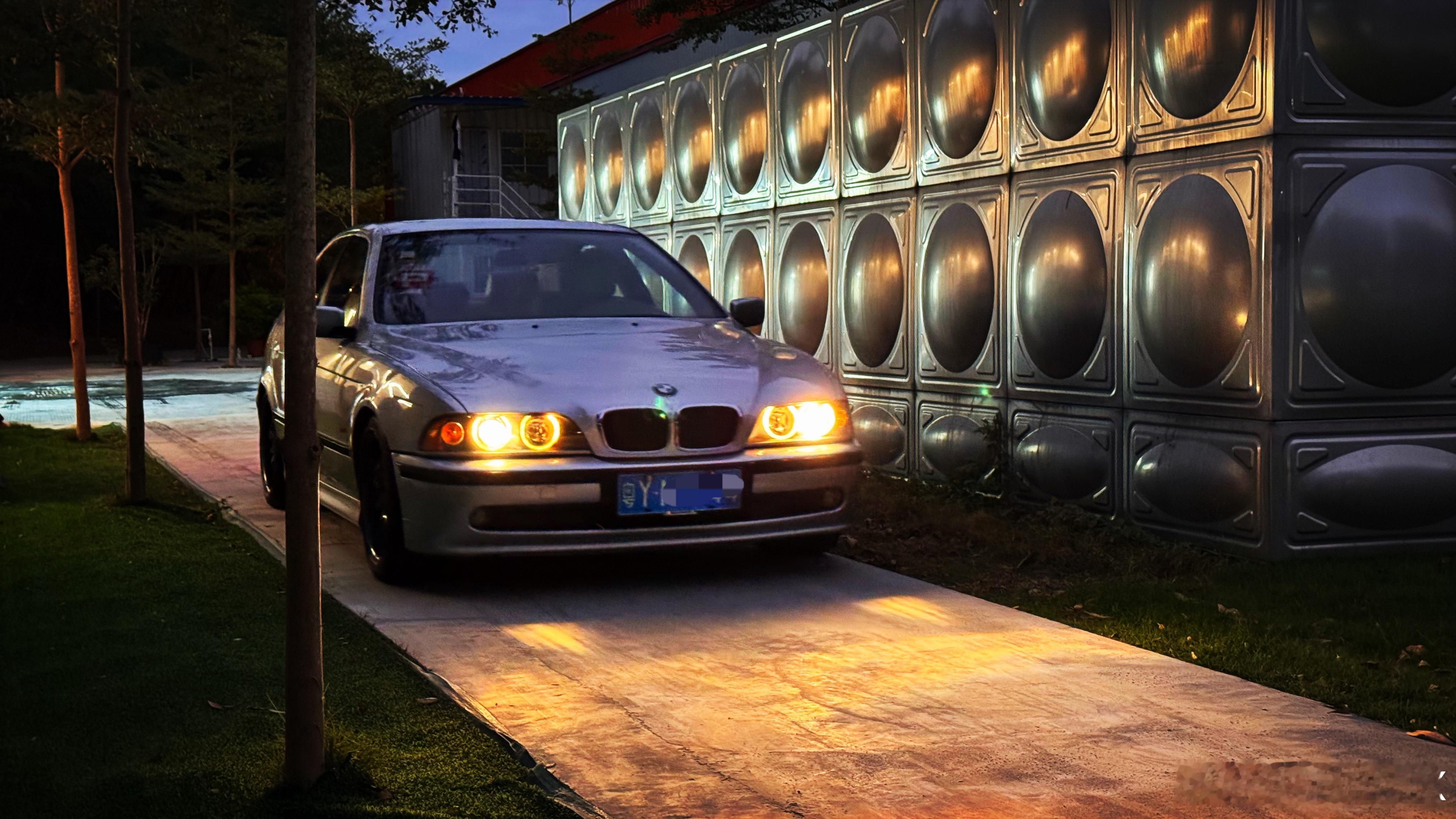 最近看着它，都有种时光穿越的感觉它陪着我超过十年了，越来越有味道这是一种现代化绿