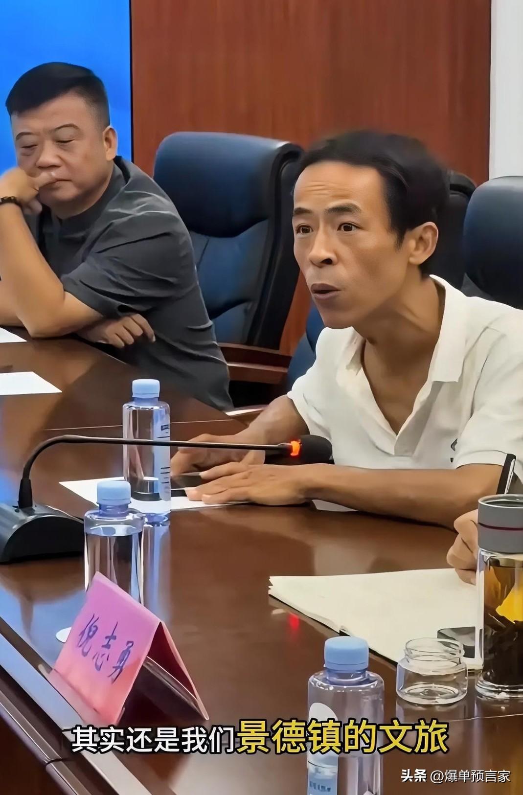 6元鸡排哥座谈会上发飙啦！国庆义工、城管专班全都安排上，网友直呼：这排面简直绝了