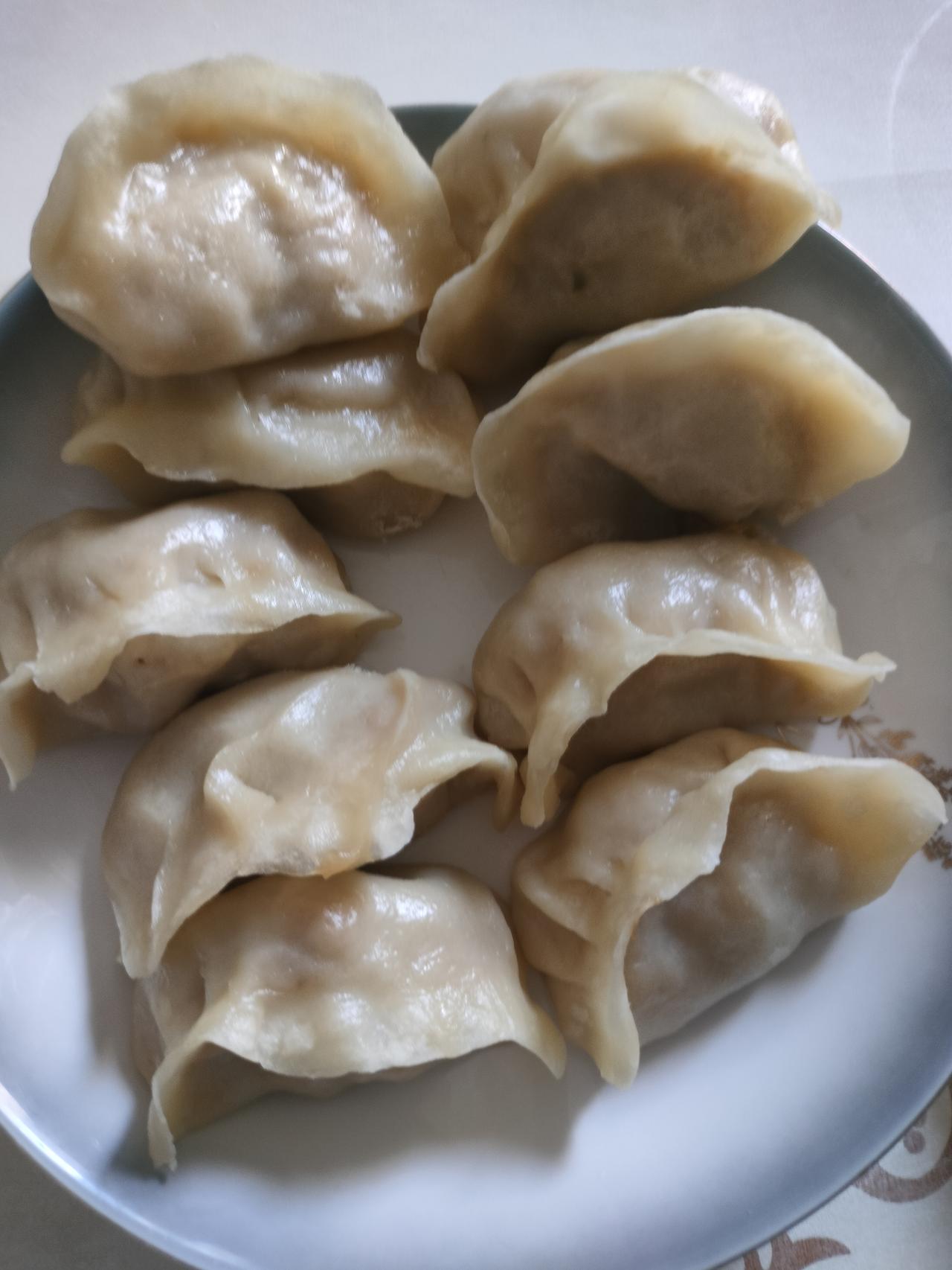 秋天喜欢吃白菜馅蒸饺，包蒸饺，馅和面都是我来做，但是要想蒸饺包的皮薄大馅，那还得