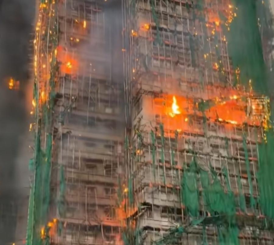 不知道大家有没有发现，
香港救灾现场有个特别暖的细节，
消防员们在争分夺秒救人的