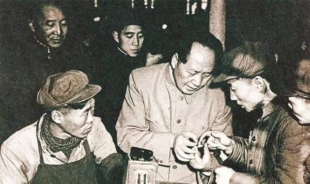 毛主席曾说过: 共产党人要做一个高尚的人，一个纯粹的人，一个有道德的人，一个脱离