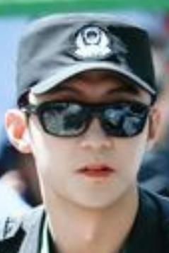 2026年4月12日，黄景瑜新剧《明川有知夏》在西双版纳开机并开始拍摄，相关路透