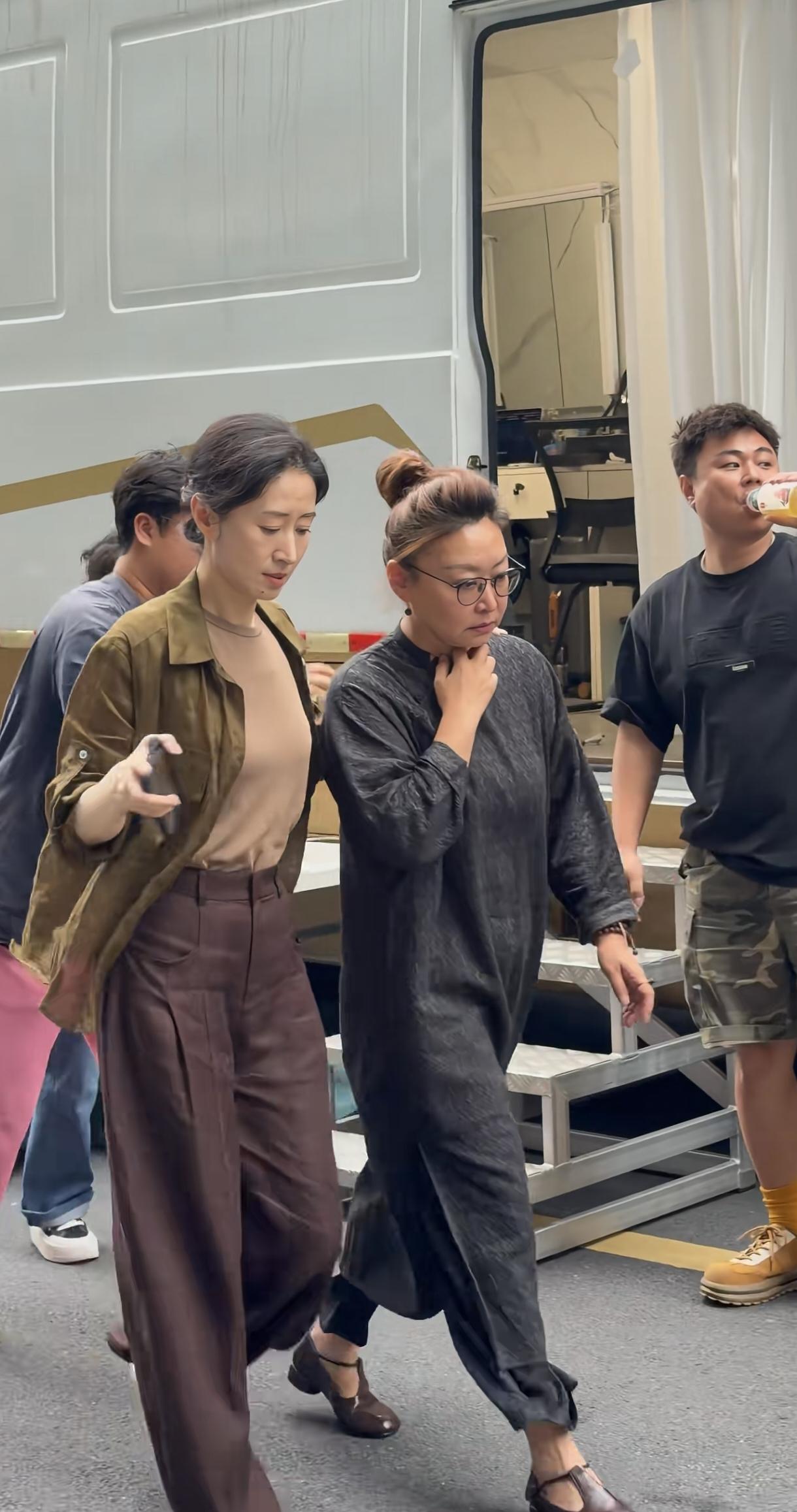 秀娥嫂子和葛老师，刘天池的发量好多，而祖峰头发白了不少。刘敏涛一直身材苗条，是吃
