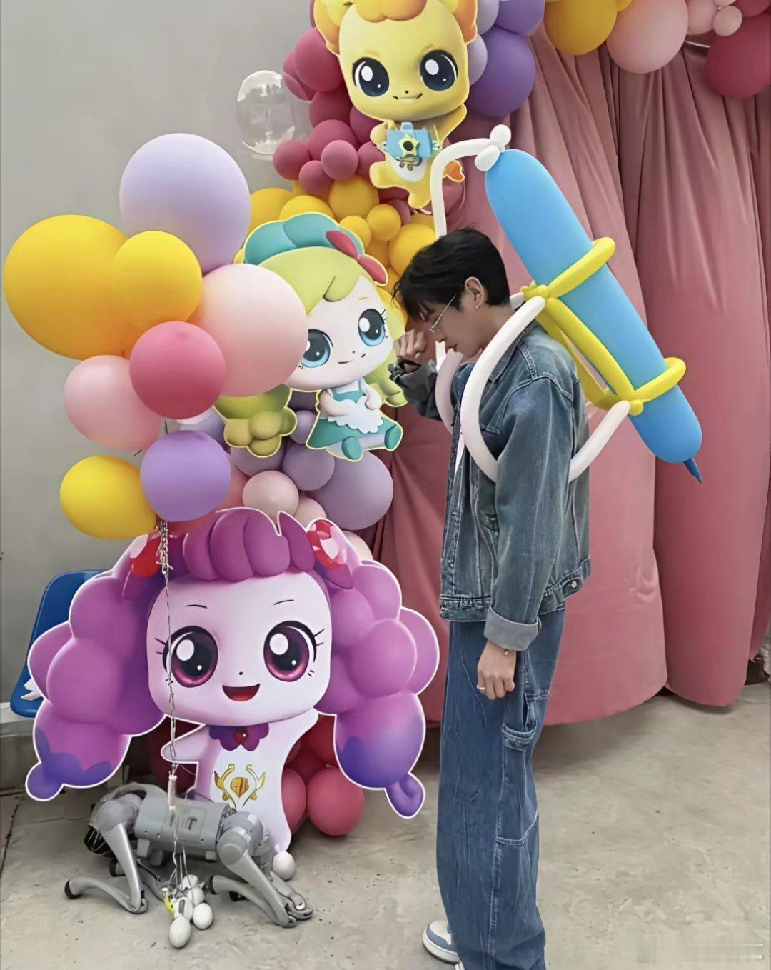 张若昀这个人，你不能仔细看，因为你越仔细看，越会觉得他这个人就是个顾家好男人。最