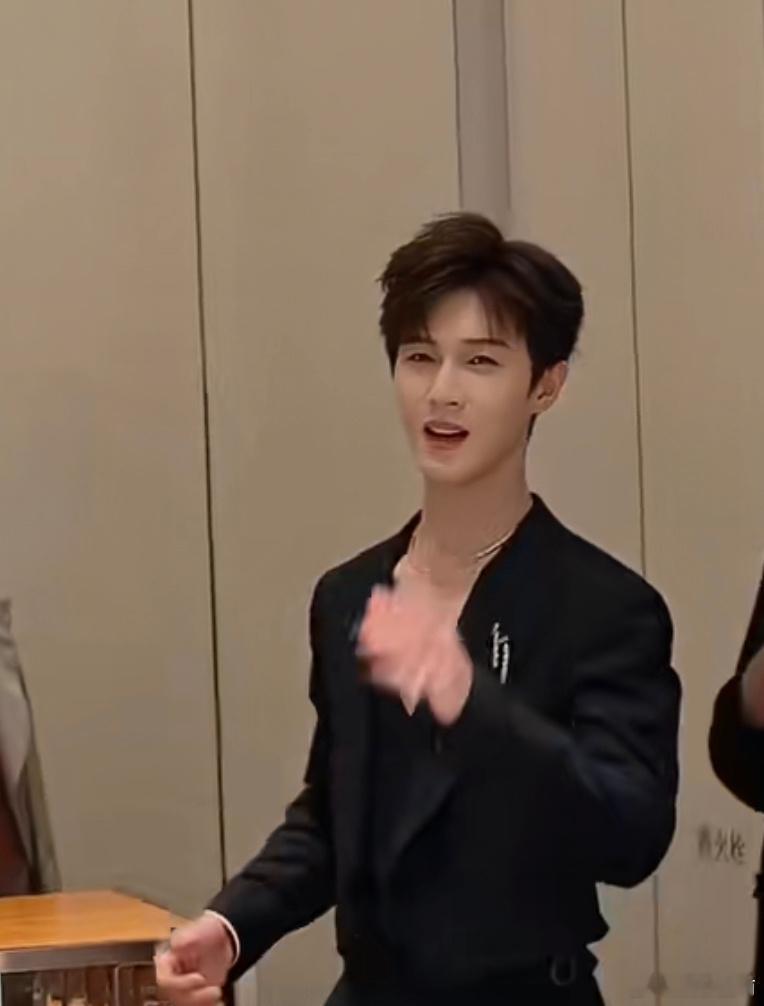 李昀锐tiffany杭州活动路透，深v西装矜贵又性感！！