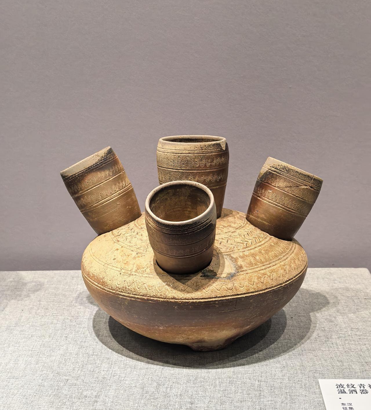 你见过东汉的温酒器吗？这是绍兴博物馆藏的一件东汉温酒器，可以同时喝5个酒杯加热。