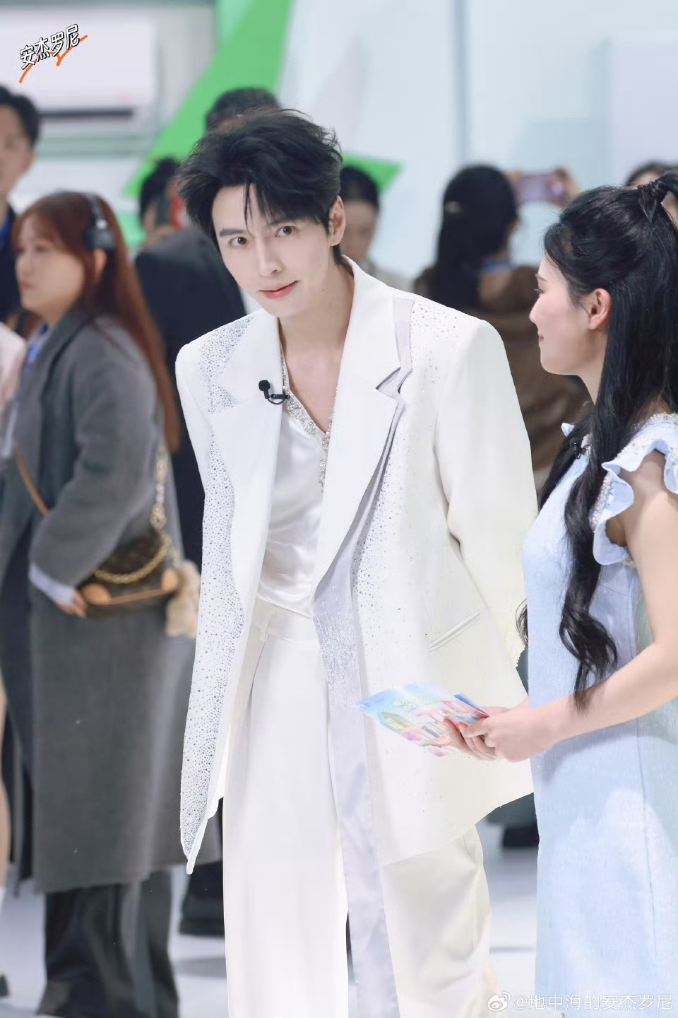 蒲熠星上海活动 今天的阿蒲是小白猫look来的，太帅了吧，羡慕现场的人。 