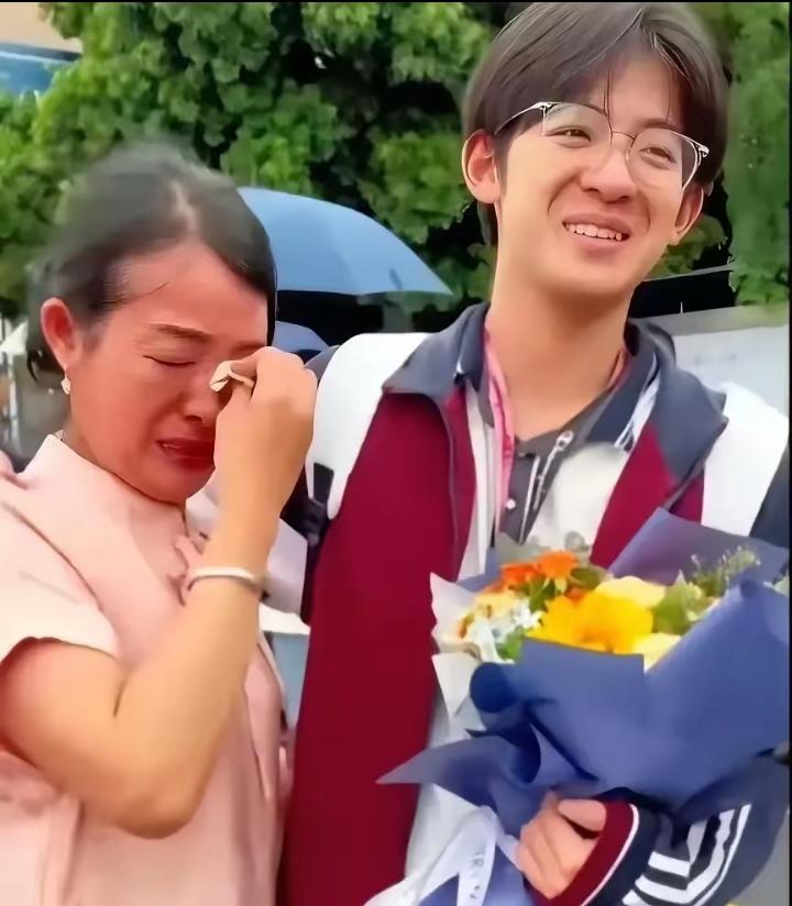 陕西省西安市的这位小伙子，高考715分被清华录取，3岁时，就没了妈妈。高考查分时