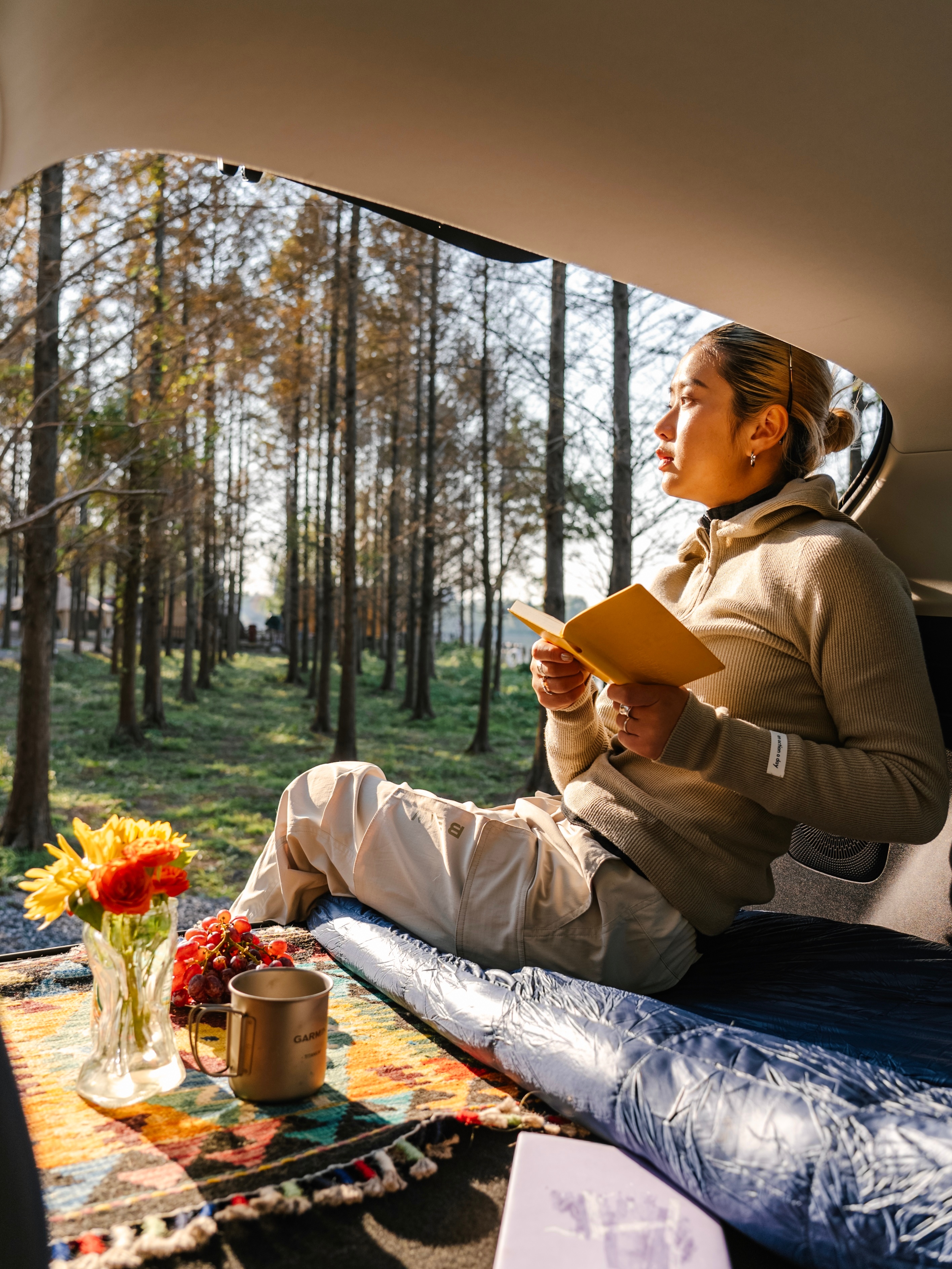 秋日露营季，谁不想把家搬进风景里？躺在车上看书，喝咖啡，刷剧……如此惬意的生活，