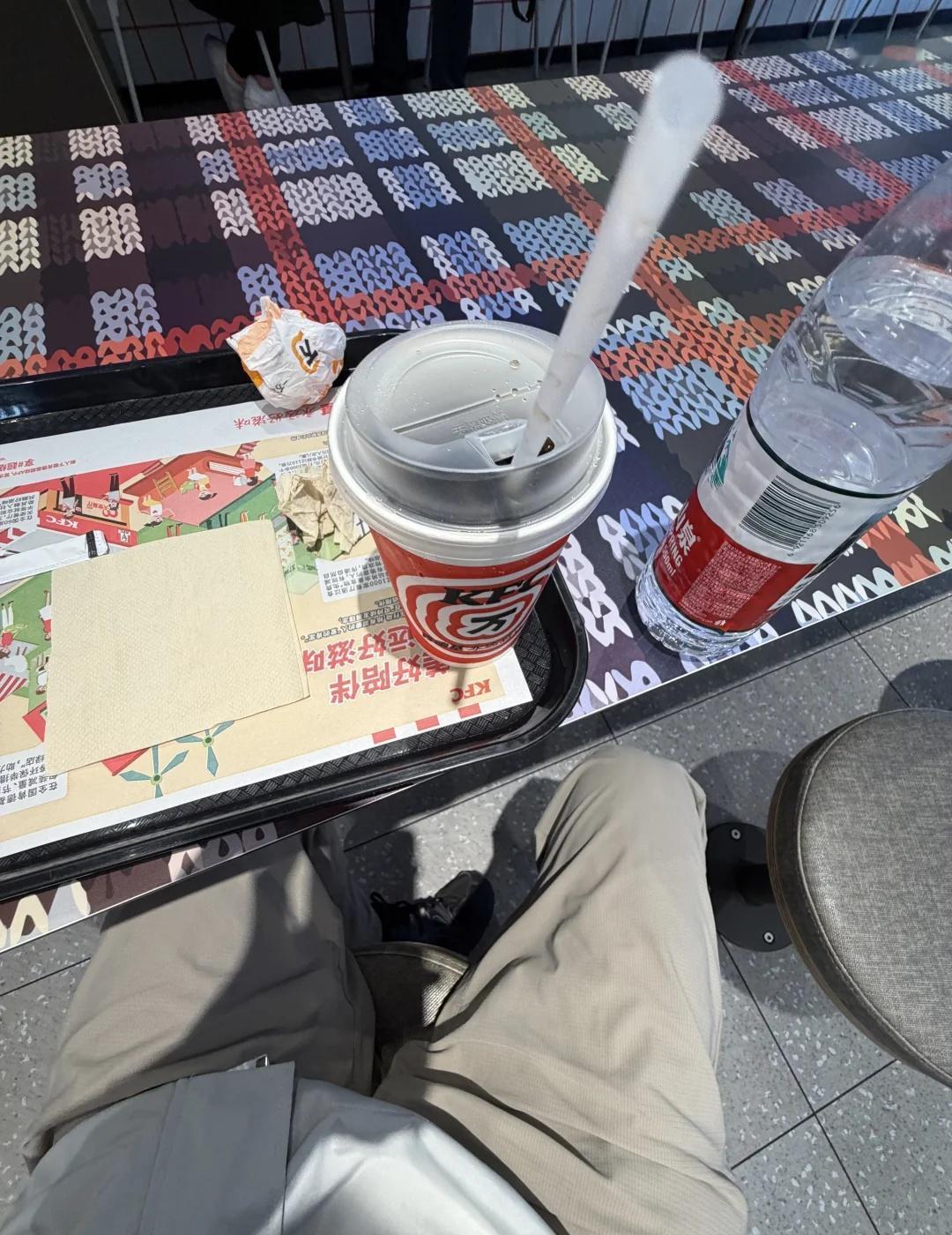 在肯德基听到对面两个阿姨的对话
中午14:00左右 刚准备吃个练前餐
于是去了k