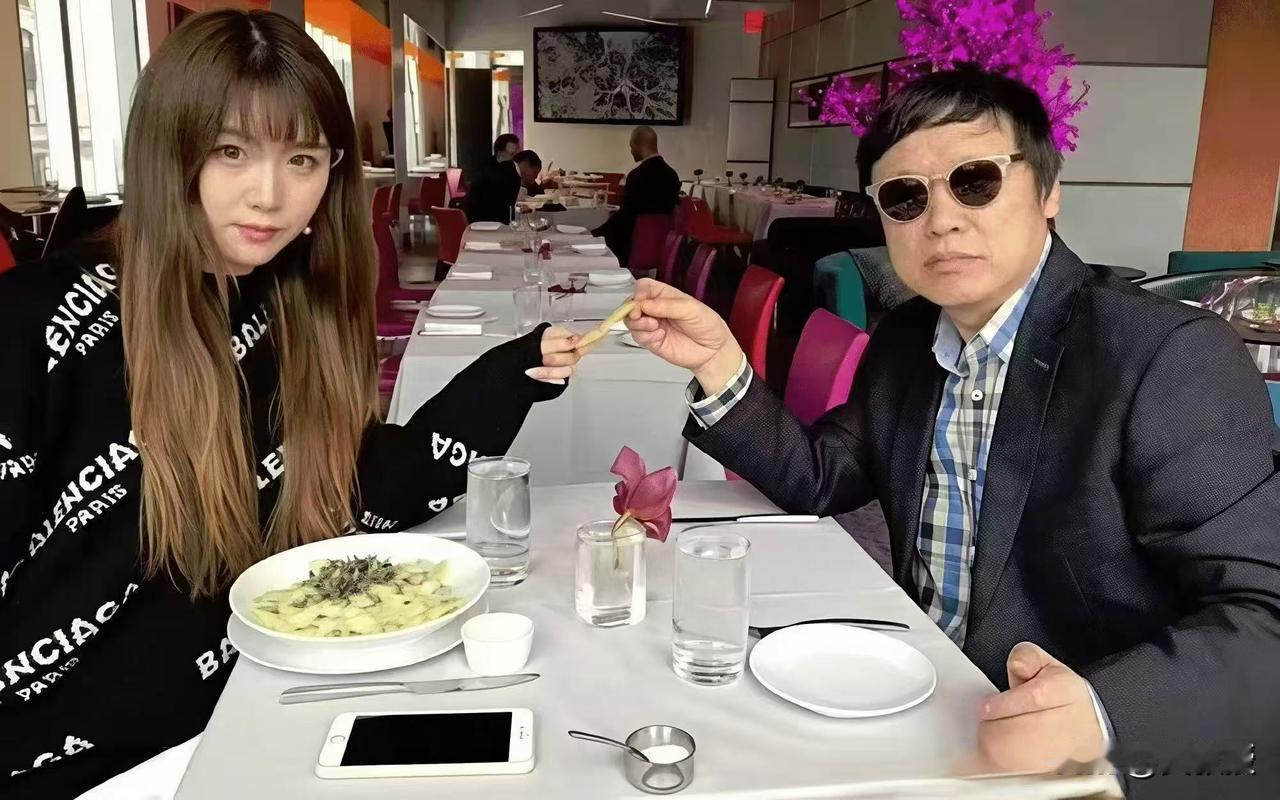 在互联网上
傻子总是太多，骗子都不够用了
老胡发过很多次辟谣，这位不是他女儿
还