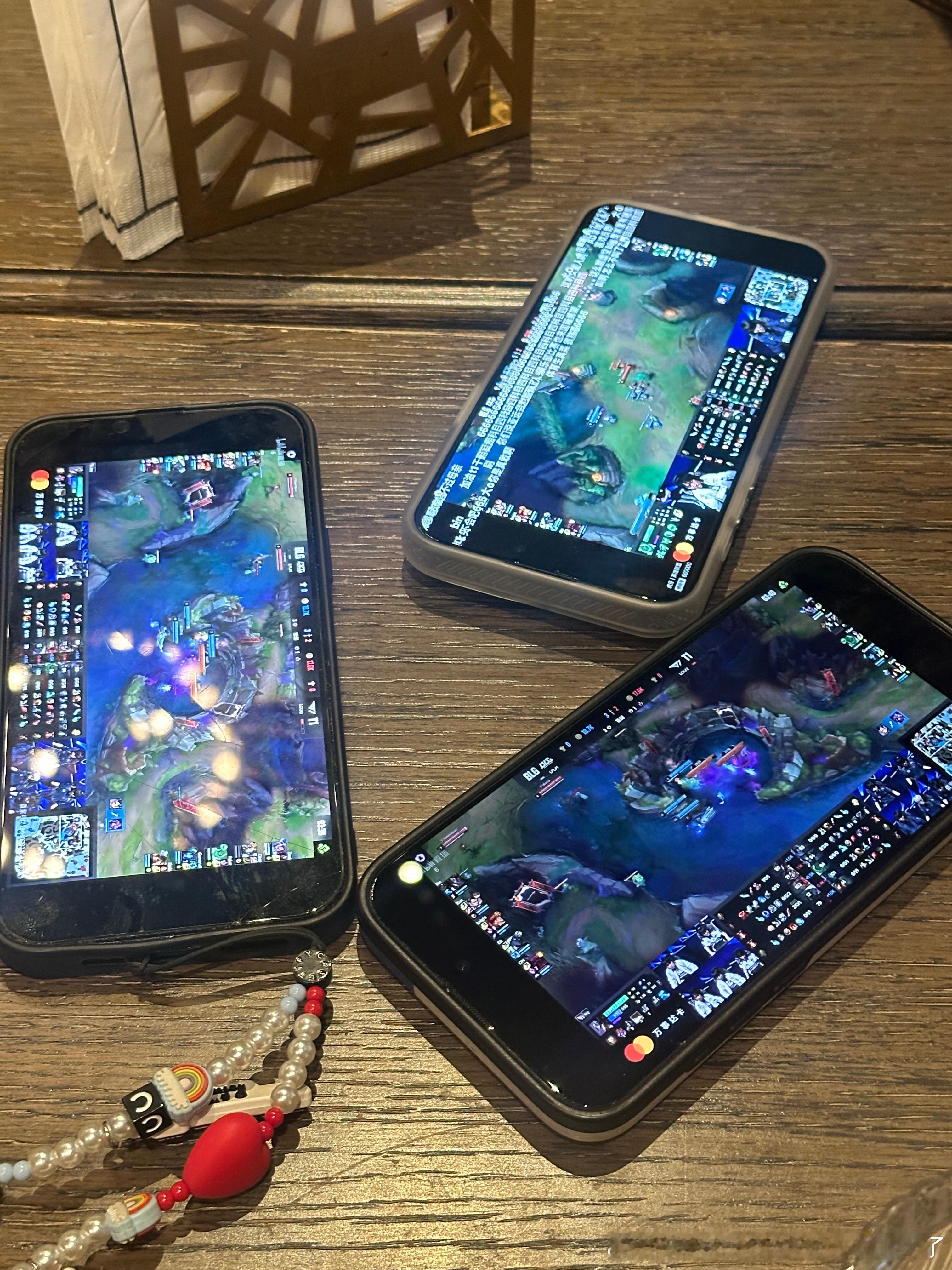 在澳门和朋友见面吃饭 都是横屏看手机 ​​​