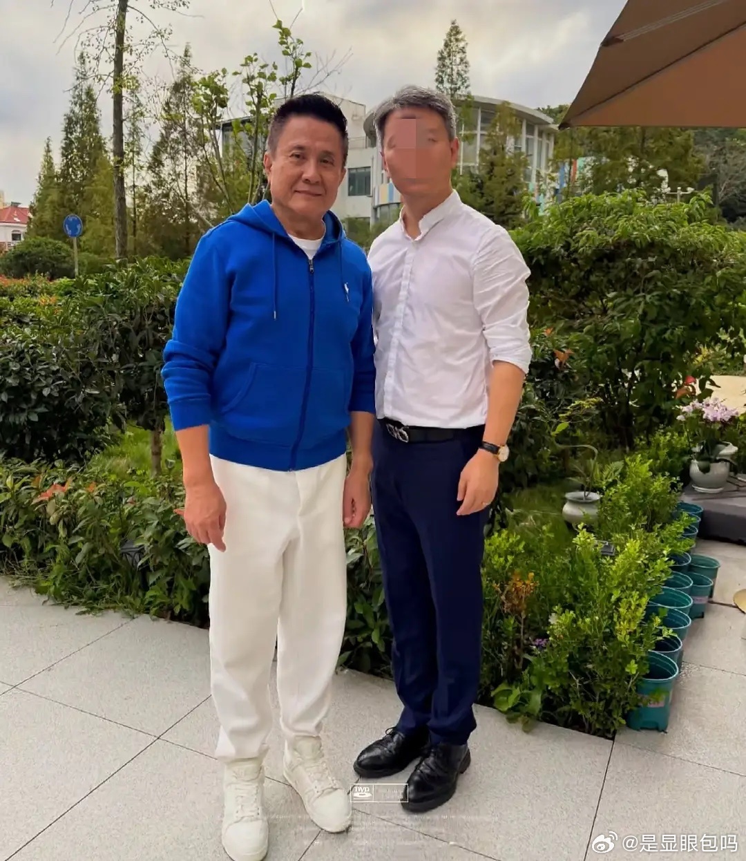 张志坚带老婆整骨美容，70岁年轻似50岁，出行有专车老婆背爱马仕！ 