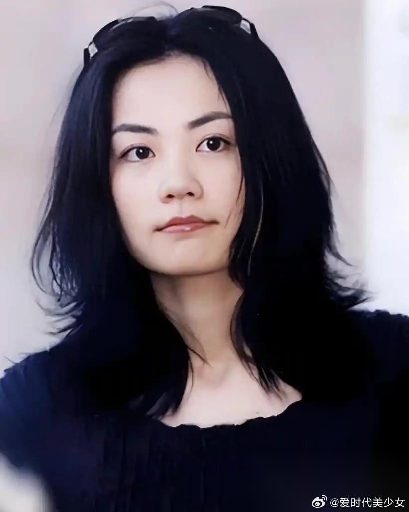王菲这个人 完全经不起细究 因为仔细一查，你就会发现她居然给别人免费唱过那么多歌