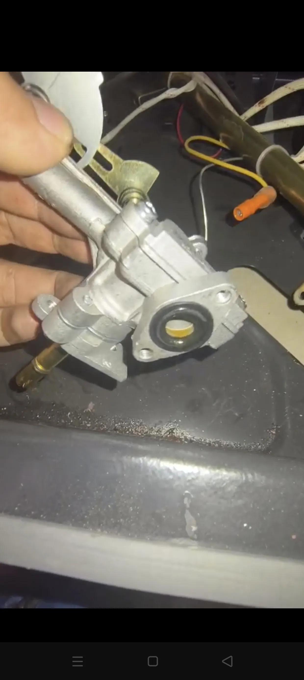 维修了一台燃气双灶，右边能正常使用，左边却打不着火。
我并未急于拆开机器，而是盯