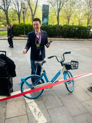 原来汽车总裁都是e人 北京车展开幕首日，一众车企总裁齐聚现场。蔚来李斌骑行共享单